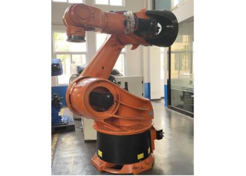 KR 360 is a six-axis heavy-duty robot designed by KUKA for smart device solutions.  With its precision and maximum reach, this heavy-duty industrial robot is ideal for handling heavy components.