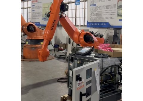作为机器人的 “智慧大脑”，控制系统的每一次升级都深刻影响着工业生产的效率与边界。库卡 KR C5 系统延续前代产品的可靠基因，融合 AI 技术、数字化工具与模块化设计，在紧凑性、智能性、扩展性三大维度实现突破性进化，为 3C 电子、汽车制造、家用电器等领域的智造升级提供核心动力。​