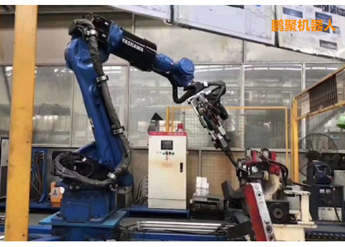 机器人的性能稳定；运动速度很快， 并且工作的空间大，负荷能力也很强;。由于点焊机器人的焊接质量要比人工焊接强很多，所以在作业效 率上也高出很多。而点焊机器人的能比较符合汽车方面应用，所以在汽车的整车焊接过程中，点焊机器人是最常见的工作机器人。科技的进步带动汽车工业的发展，而随着汽车工业的发展，汽车生产线上要求标准也就越来越高。点焊机器人恰好满足了汽车制造焊接生产线要求。