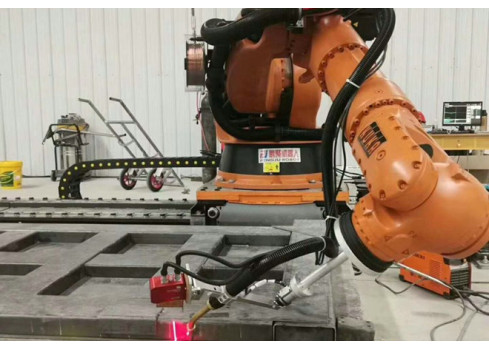 库卡机器人激光跟踪焊接：1：成本经济性价比高。2：焊接机器人生产效率高、持久稳定。3：库卡机器人焊接操作简单、鹏聚机器人提供技术支持和培训。4：减少人员量、提高生产质量、批量化量产。
