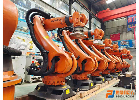 库卡机器人C4 KR240   是强劲同时紧凑的工业机器人。因此它也达到了制造业高负载应用范围内的高功率密度。此外还提供不同的安装位置和规格：例如用于高污染、高湿度和高温环境的铸造型机器人，以及六款架装式机器人。